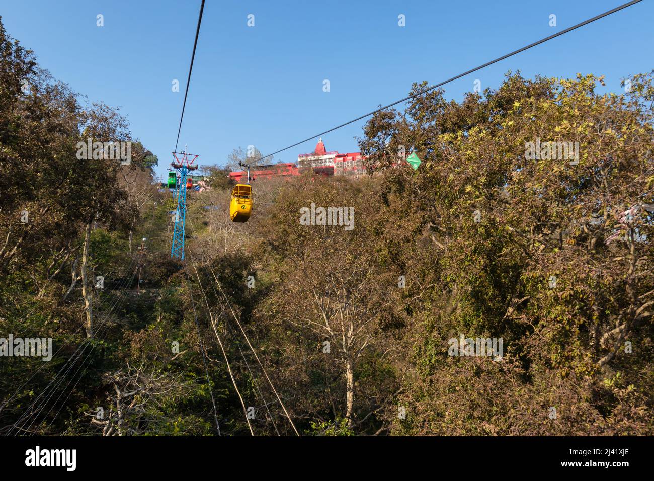 Chemin de corde à travers les forêts vertes à l'image de sommet de montagne est prise à Mansa Devi Temple chemin de corde haridwar uttrakhet inde. Banque D'Images