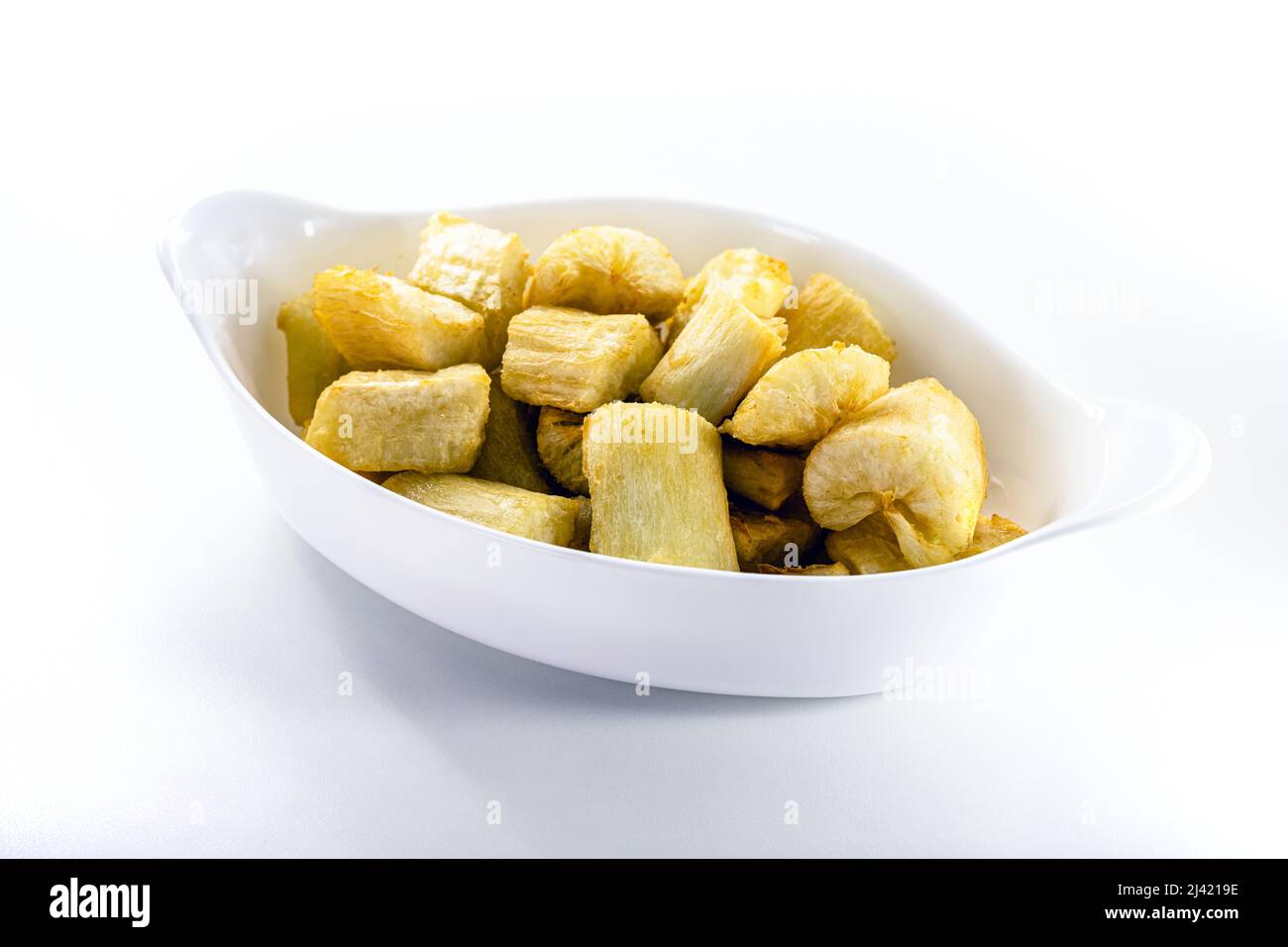 Portion de manioc frit dans un bol en verre blanc, cuisine brésilienne typique, racine de manioc frit servie chaude Banque D'Images