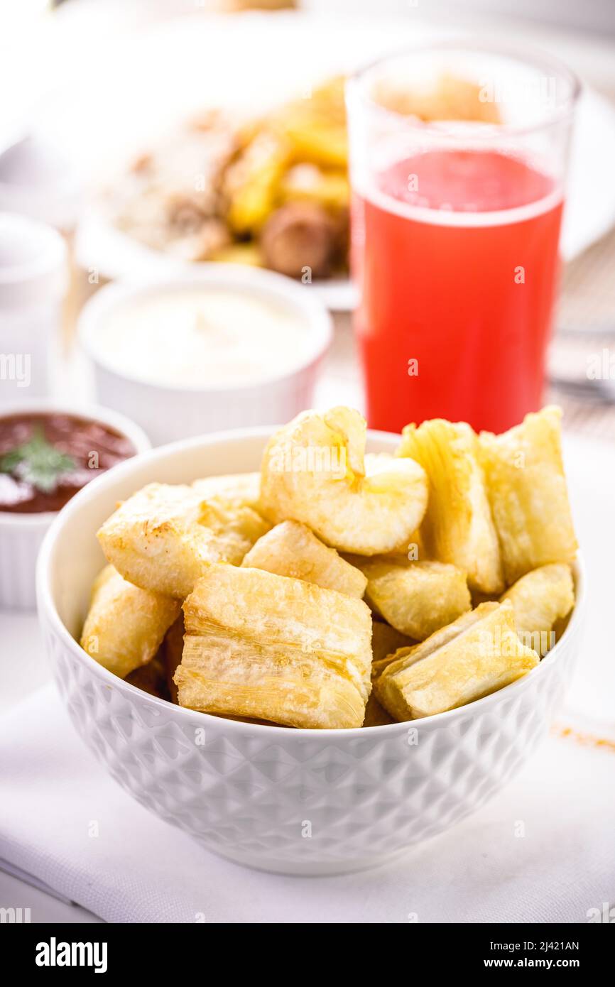 Le manioc frit, en-cas typiquement brésilien servi au déjeuner ou au dîner, des aliments sains faits maison Banque D'Images