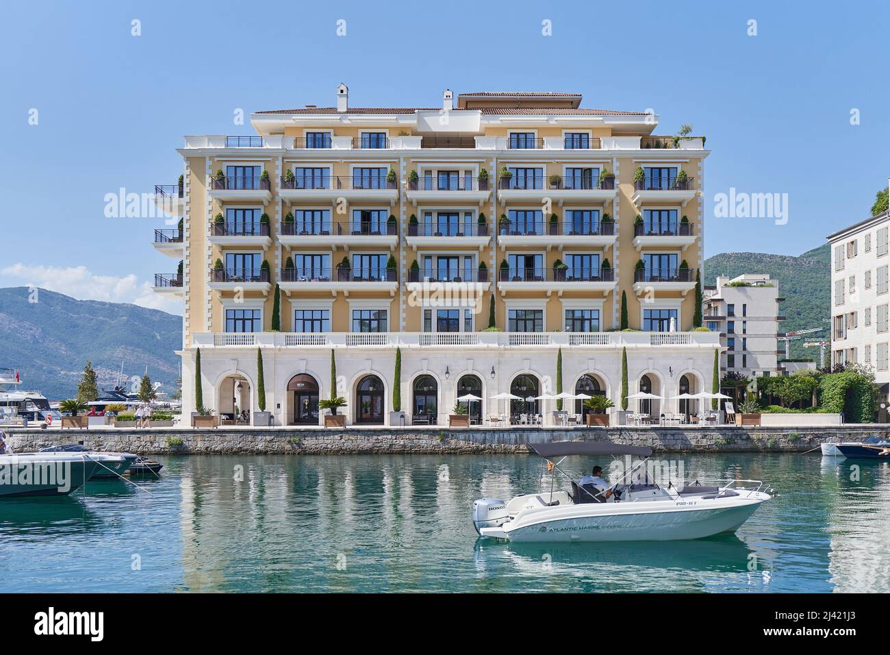 TIVAT, MONTÉNÉGRO - 15 JUILLET 2021 : immeuble de luxe en bord de mer à Porto Monténégro Banque D'Images