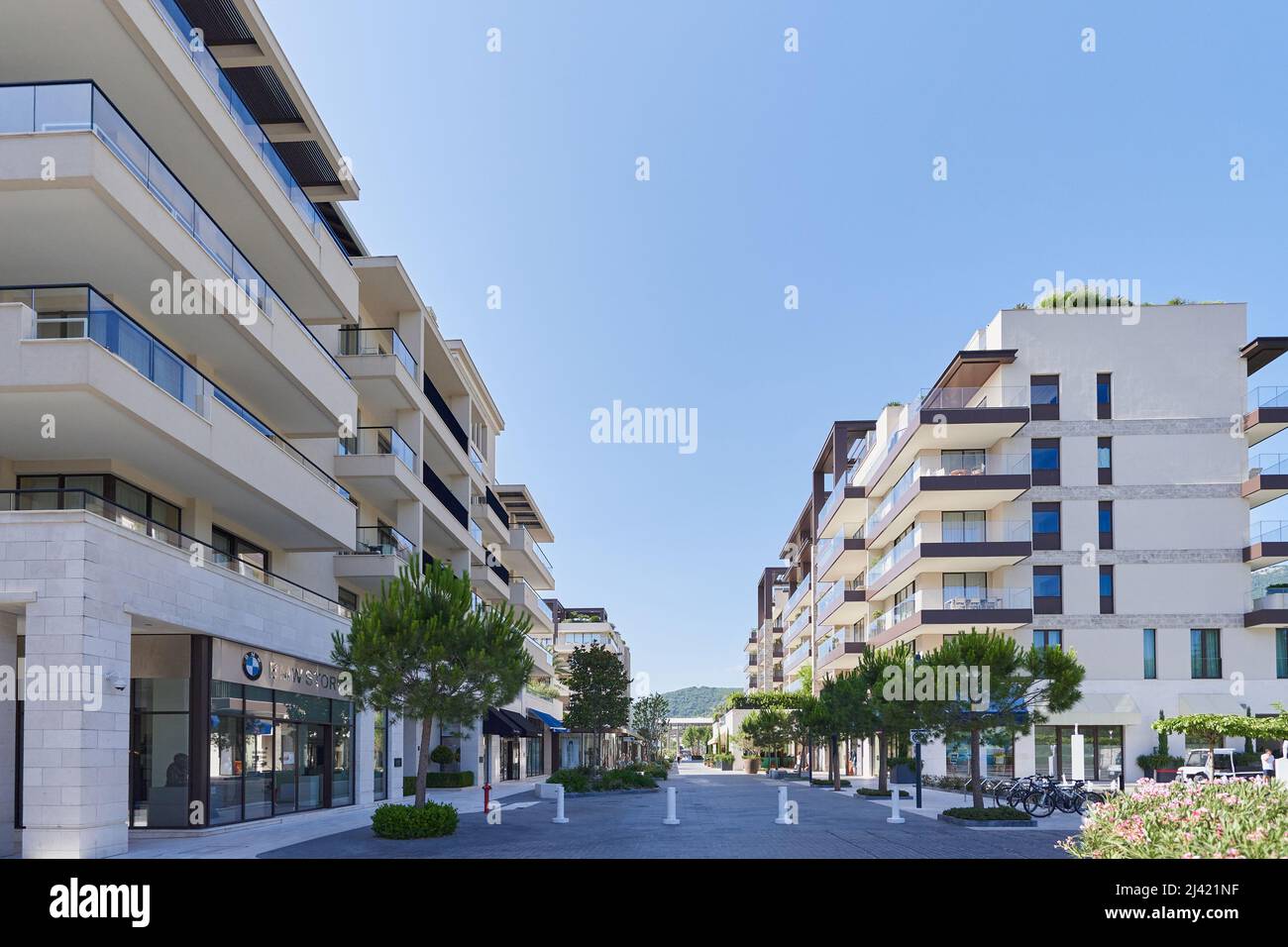 TIVAT, MONTÉNÉGRO - 15 JUILLET 2021 : zone résidentielle de luxe avec bâtiments résidentiels à Porto Monténégro Banque D'Images