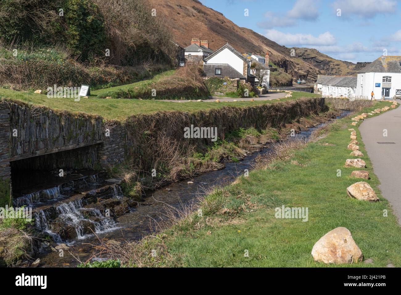 Vue sur le joli et populaire village de Boscastle, Cornouailles, Royaume-Uni, avec chute d'eau et rivière. Banque D'Images