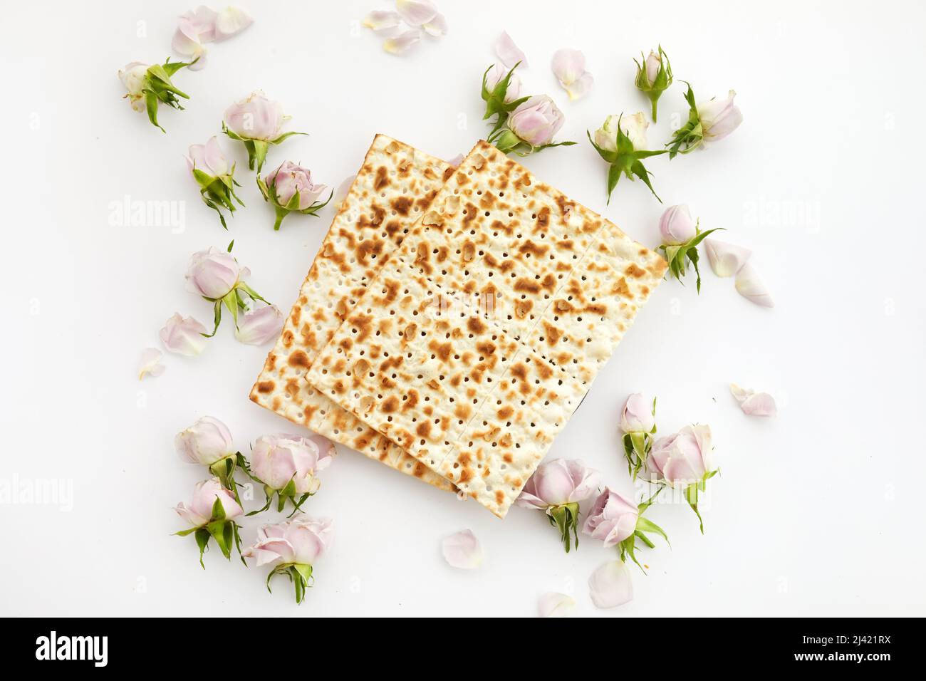 Concept de célébration de Pesah, fête de la Pâque juive. Pain juif traditionnel rituel sur fond blanc Banque D'Images