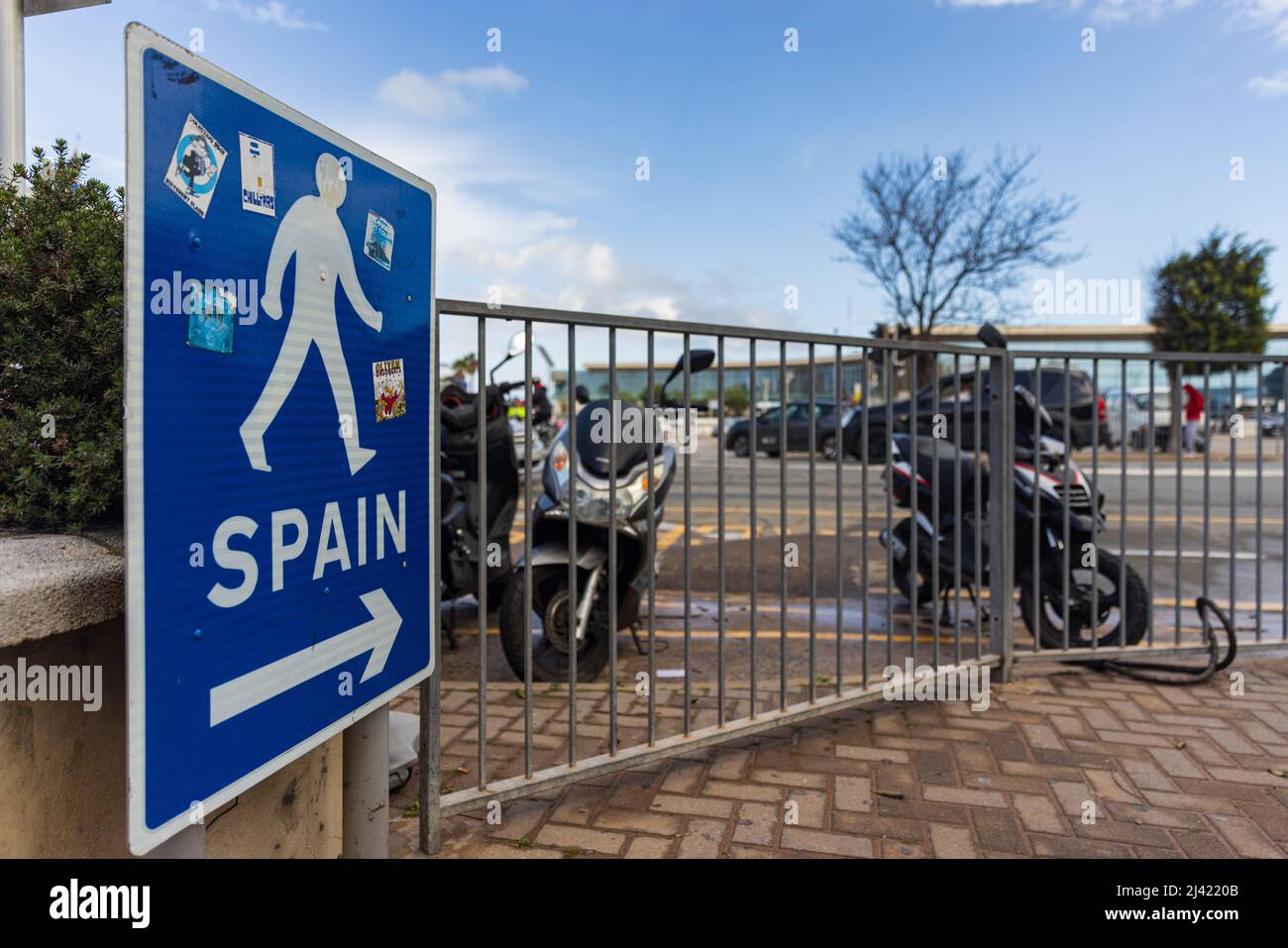 Panneau à Gibraltar indiquant le passage piéton à la frontière avec l'Espagne Banque D'Images