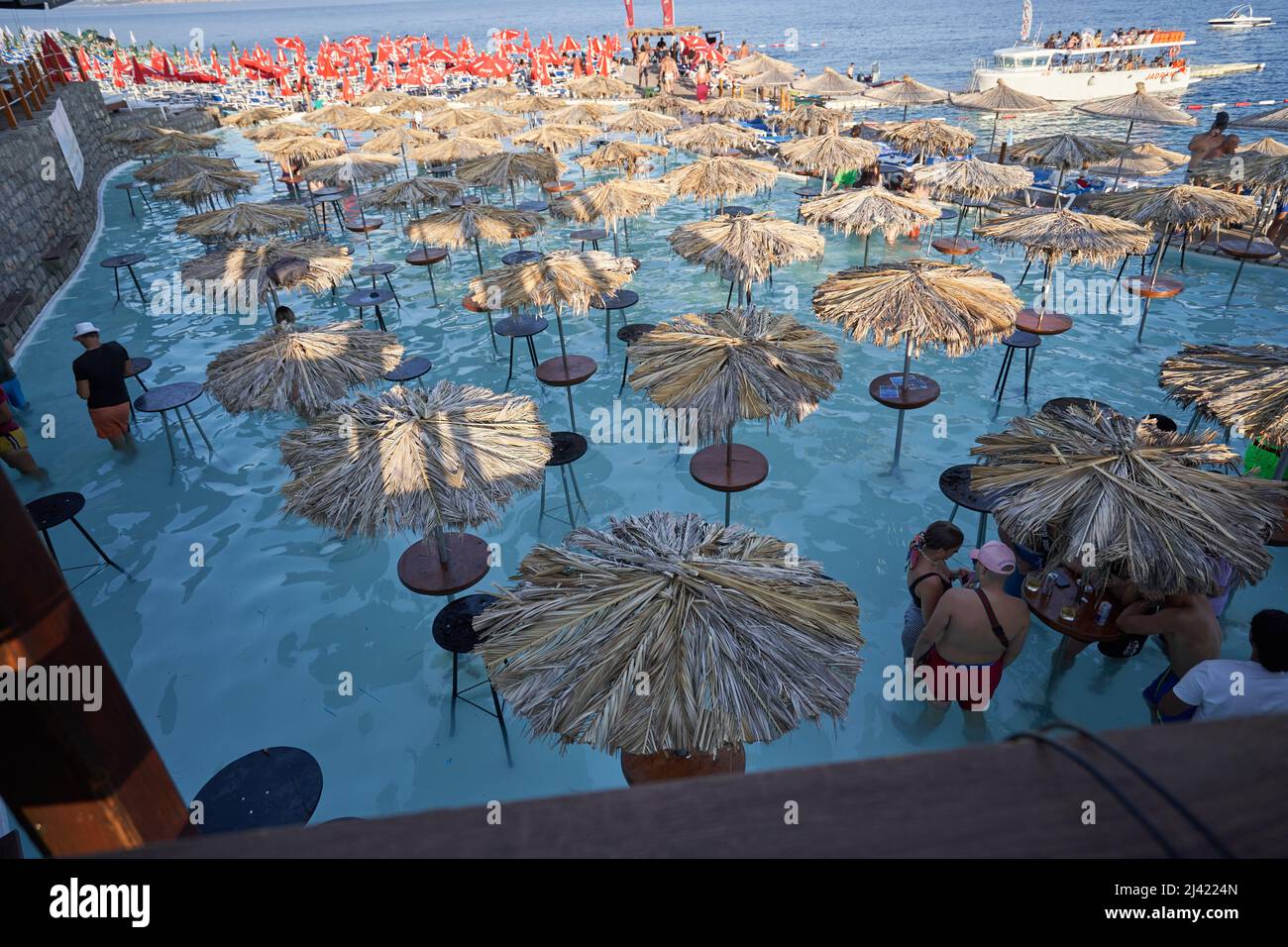 BUDVA, MONTÉNÉGRO - 30 JUILLET 2021 : bar de plage de Ploce dans l'eau Banque D'Images
