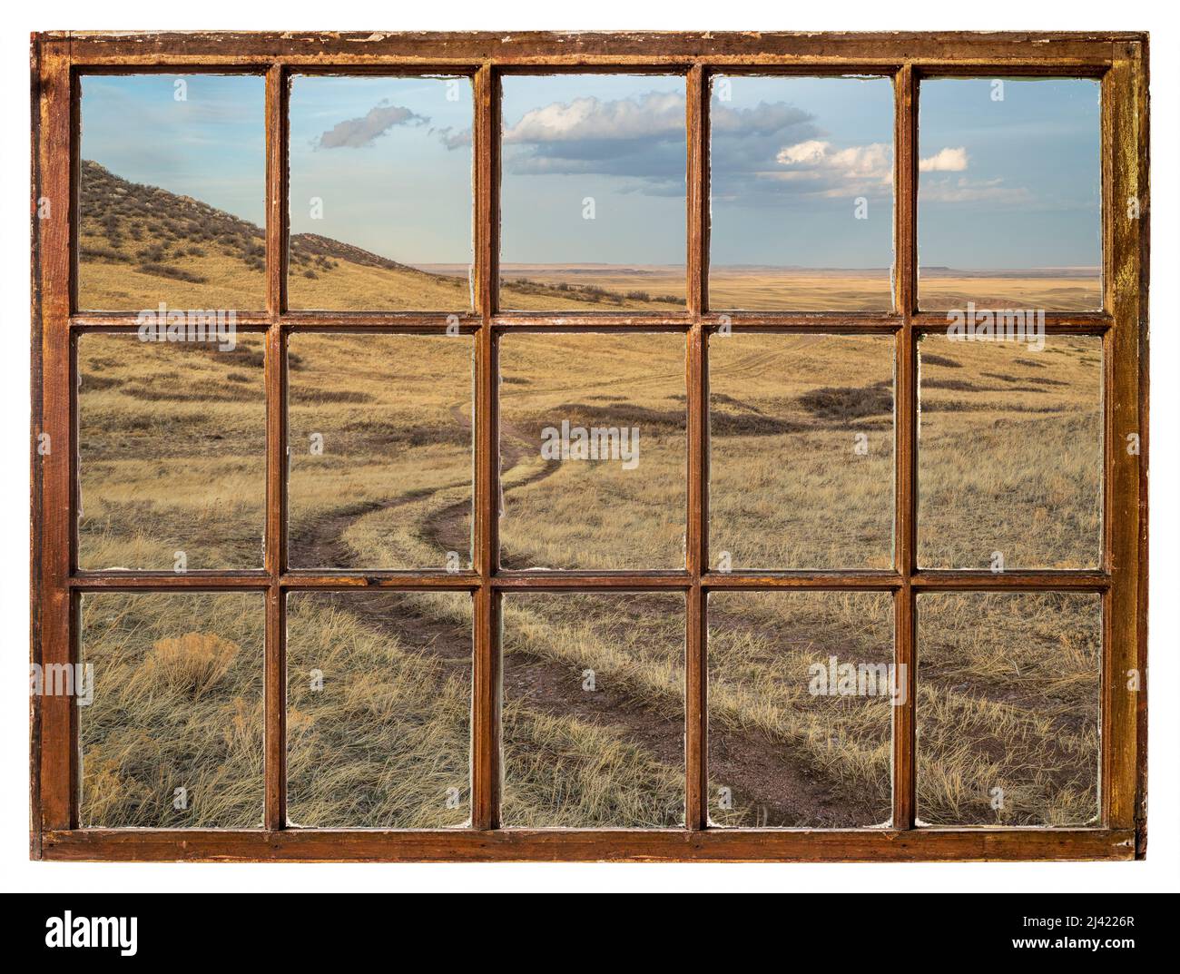 Route de ranch en terre dans la prairie dans le nord du Colorado, paysage du début du printemps vu d'une fenêtre de guillotine d'époque Banque D'Images