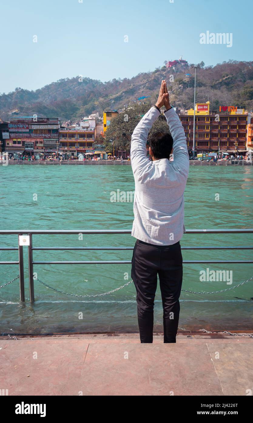 un jeune homme isolé en train de prendre le saint gange sur la rive du fleuve à partir d'une image d'angle plat est pris à la rive du ganga haridwar uttrakhhand inde. Banque D'Images