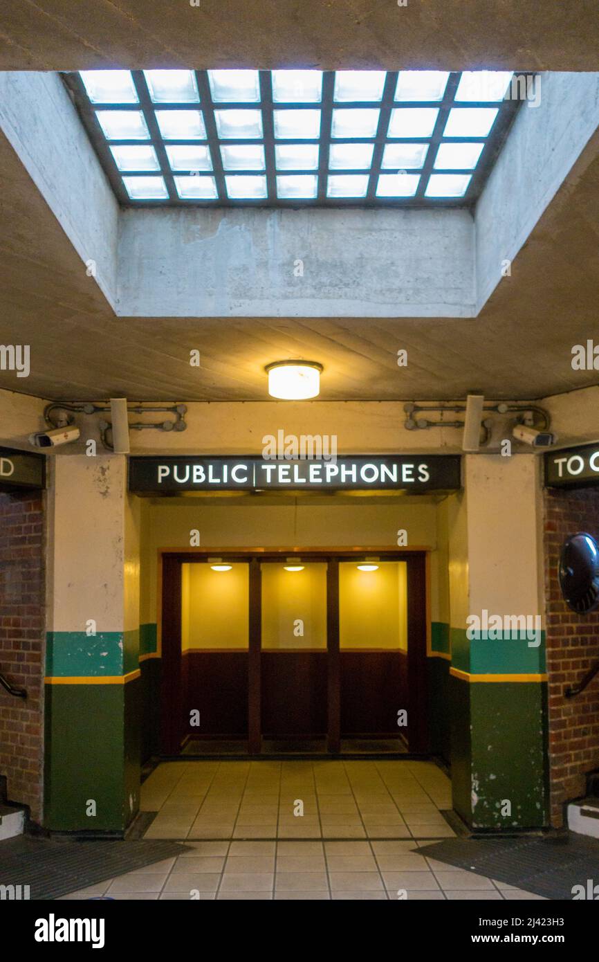 L'intérieur moderniste de la station de métro Cockfosters dans le nord de Londres, conçu par Charles Holden Banque D'Images