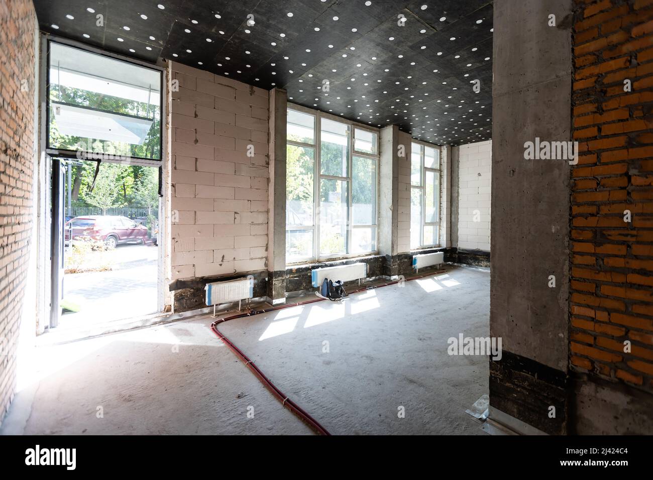 Grande chambre spacieuse, éclairée par la lumière naturelle des fenêtres, espace intérieur vide Banque D'Images