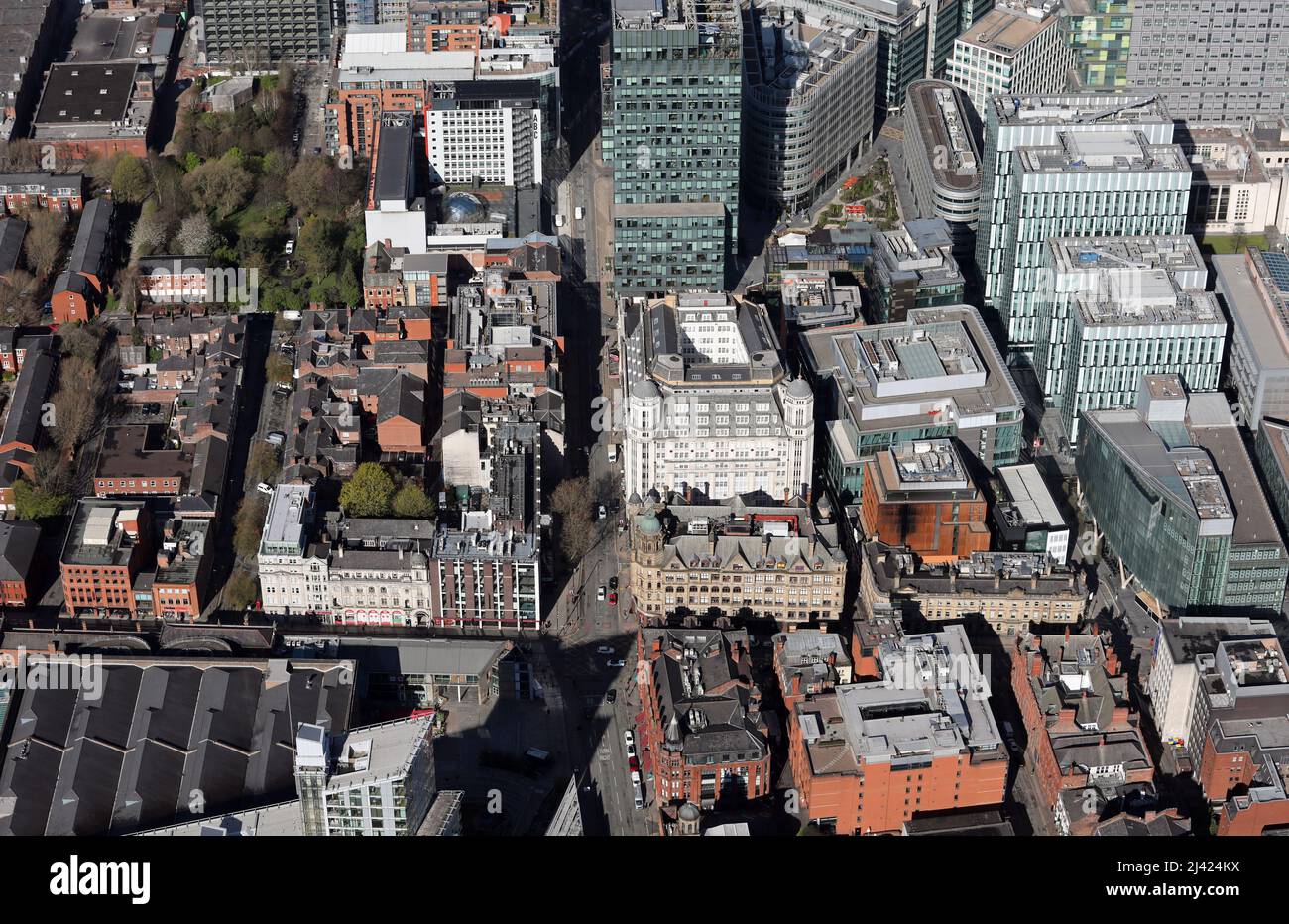 Vue aérienne du centre-ville de Manchester en déportant vers l'ouest sur Peter Street qui devient Quay Street où il traverse Deansgate Banque D'Images