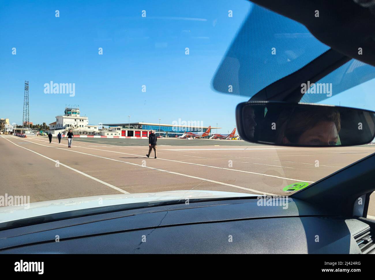 GIBRALTAR, Royaume-Uni - 9 AVRIL 2022 : POV à partir d'une voiture, traversant la piste de l'aéroport qui sépare le rocher de Gibraltar du continent. Banque D'Images
