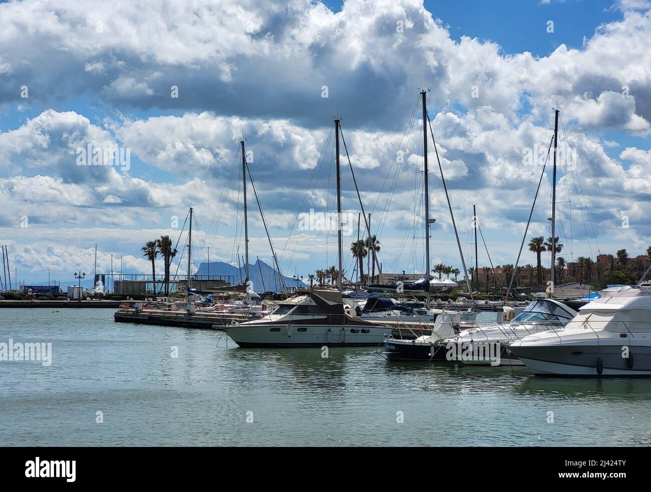 SOTOGRANDE, ESPAGNE - 9 AVRIL 2022 : port de Sotogrande avec de nombreux yachts et le rocher de Gibraltar en arrière-plan à Sotogrande, Costa del sol Banque D'Images