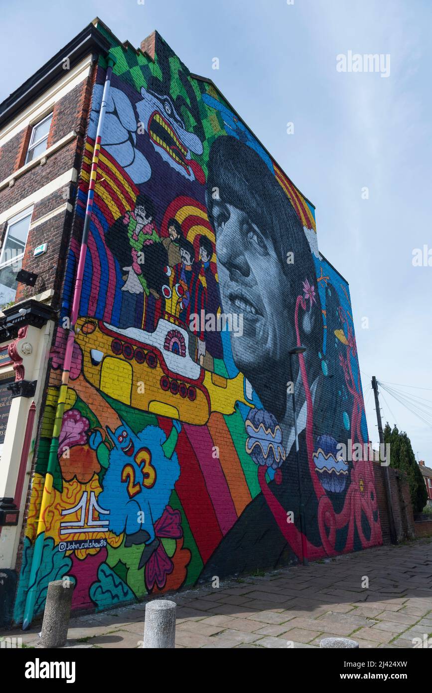 Une fresque géante de Ringo Starr des Beatles, peinte par l'artiste de Liverpool John Culshaw sur l'extrémité pignon de l'Empress Pub sur High Park Street à Toxt Banque D'Images