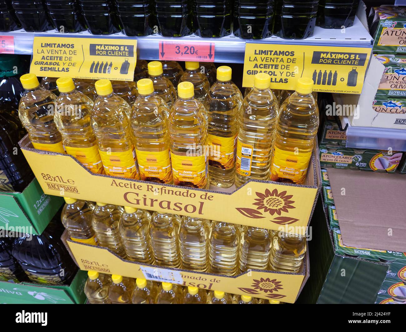 SAN ROQUE, ESPAGNE - 9 AVRIL 2022 : bouteilles d'huile de tournesol sur les étagères des supermarchés. En raison de la guerre en Ukraine, les gens ont commencé à approvisionner sur le tournesol Banque D'Images