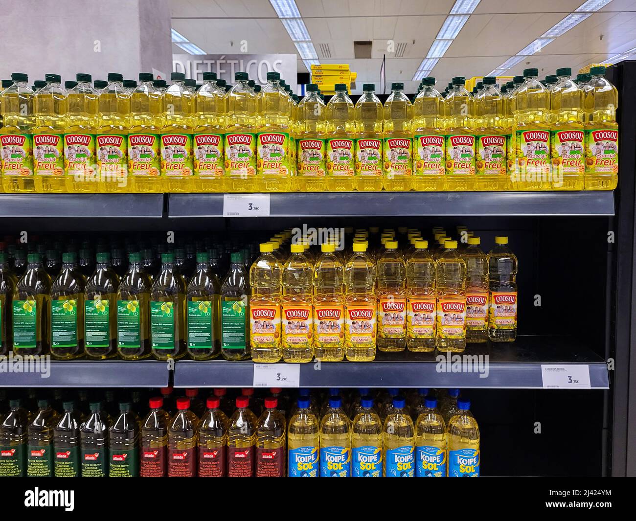 SAN ROQUE, ESPAGNE - 9 AVRIL 2022 : bouteilles d'huile de tournesol sur les étagères des supermarchés. En raison de la guerre en Ukraine, les gens ont commencé à approvisionner sur le tournesol Banque D'Images
