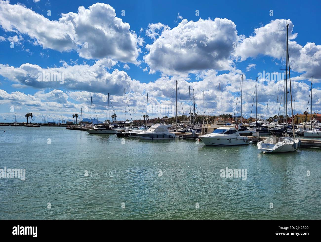 SOTOGRANDE, ESPAGNE - 9 AVRIL 2022 : port de Sotogrande avec de nombreux yachts et le rocher de Gibraltar en arrière-plan à Sotogrande, Costa del sol Banque D'Images