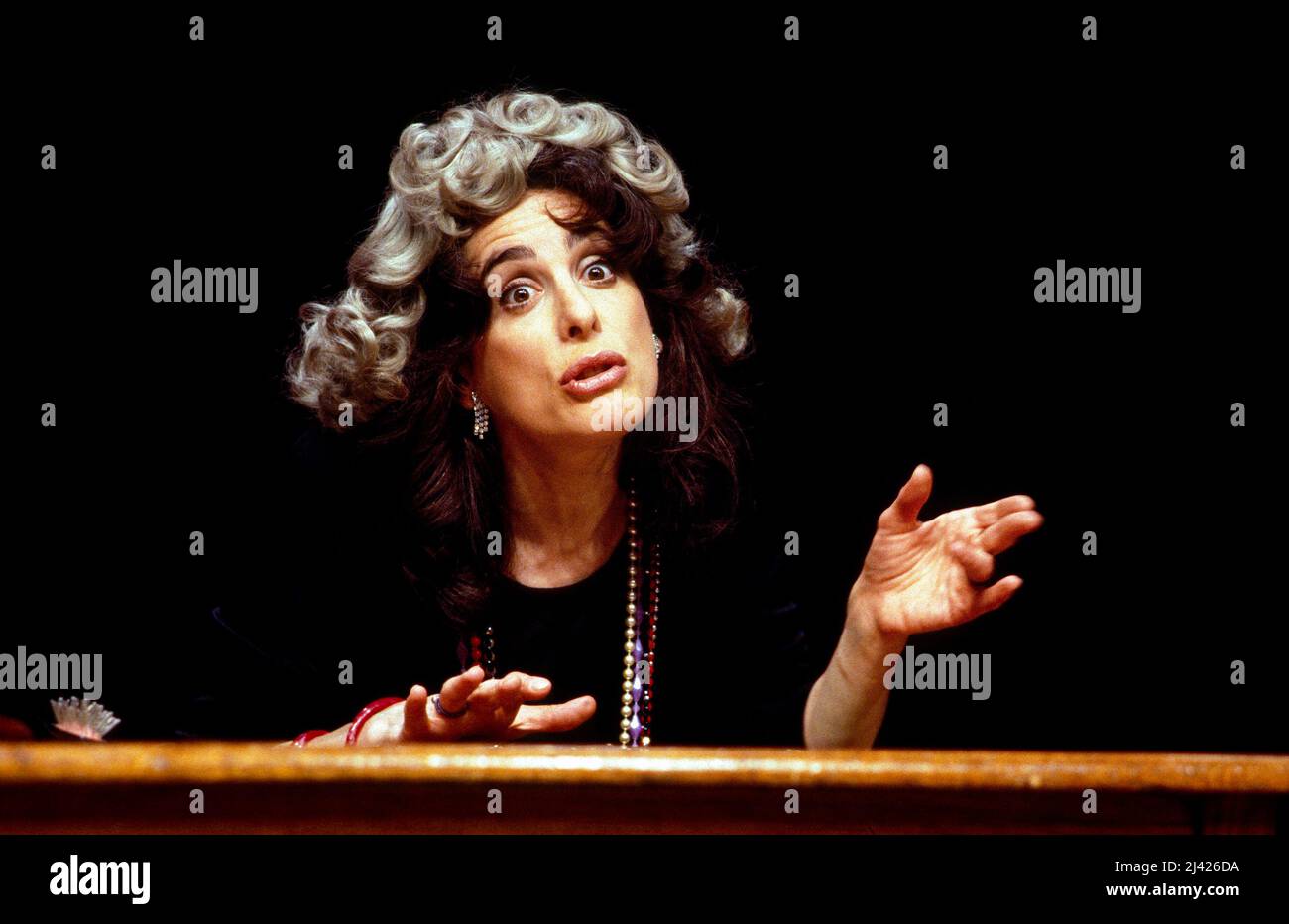 Eleanor Bron à ELLE SEULE aux Riverside Studios, Londres W6 15/04/1980 écrit par Eleanor Bron, John Fortune, Michael Frayn, Peter Nichols, John Betjeman et John Mortimer accompagnement de piano : Patric Schmid Banque D'Images