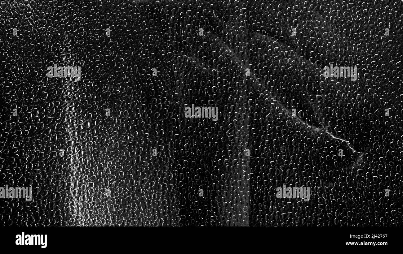 l'eau tombe sur la surface en cuir foncé comme arrière-plan. espace de copie pour le texte ou l'image Banque D'Images