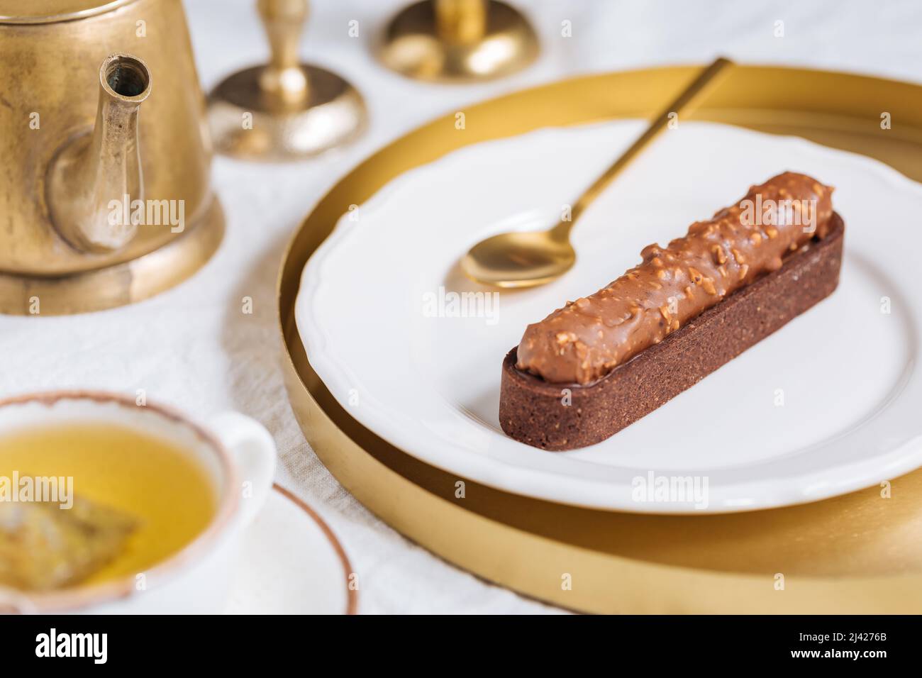 Barre à gâteaux au chocolat avec chapelure de noisette décorée sur fond clair. Banque D'Images