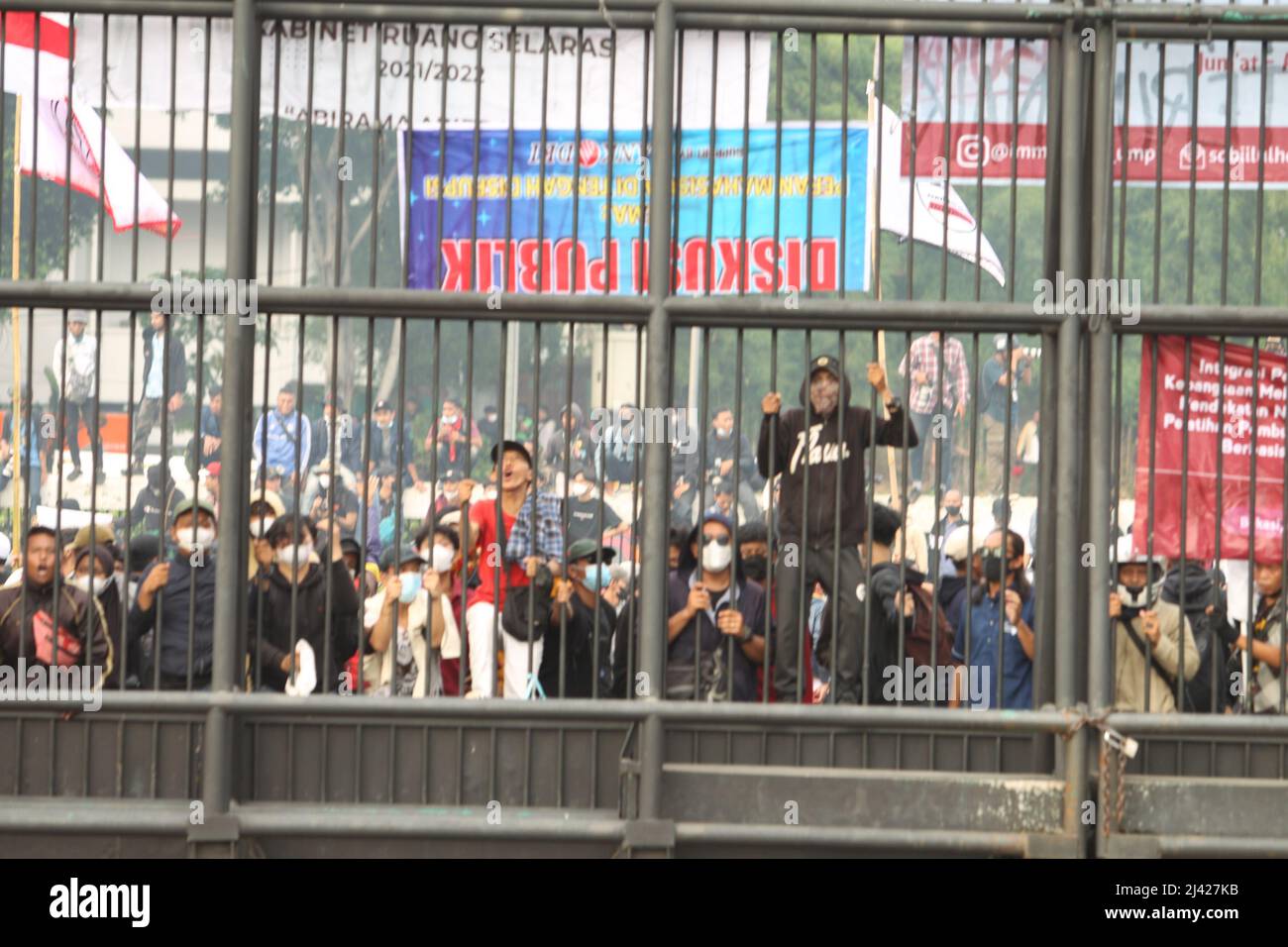 Jakarta, Jakarta, Indonésie. 11th avril 2022. Les manifestations d'étudiants devant le Parlement de Jakarta se sont terminées par des émeutes. Les émeutes causées par les actions anarchiques des masses des gens qui ont participé à la manifestation (Credit image: © Denny Pohan/ZUMA Press Wire) Banque D'Images