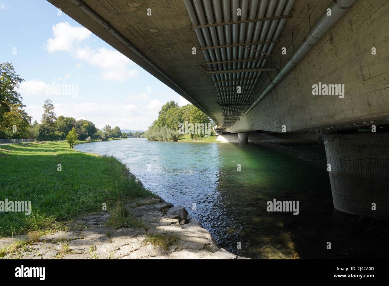 Pont de barrage sur le Limmat dans le canton de Zurich, Suisse. Vue à angle bas montrant les piliers de ciment plantés dans l'eau. Des tuyaux y sont attachés. Banque D'Images