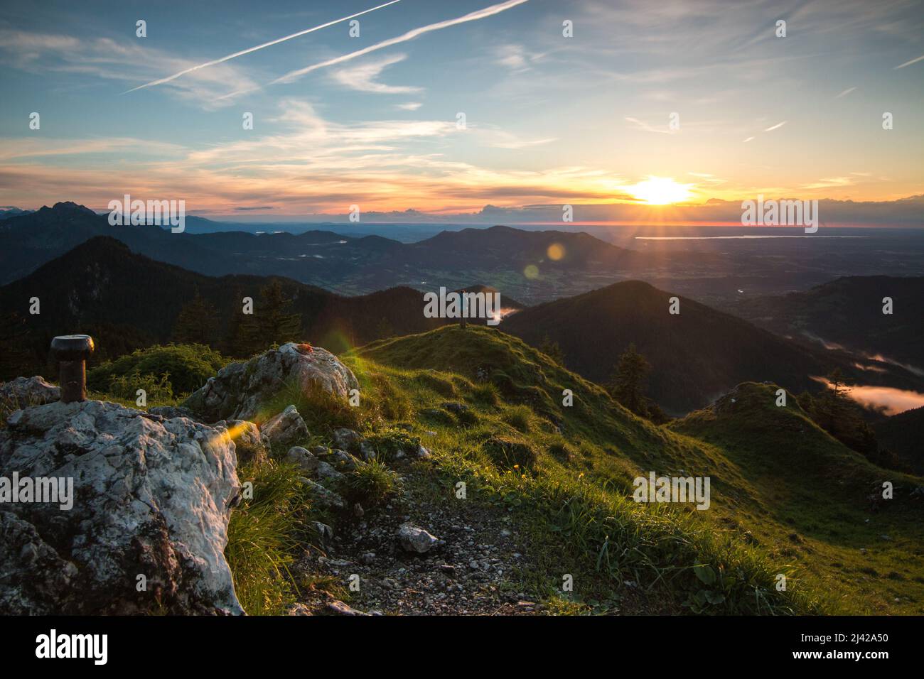 Lumière solaire au sommet des montagnes bavaroises. Pic de Fockenstein, Tegernsee. Photo de haute qualité Banque D'Images