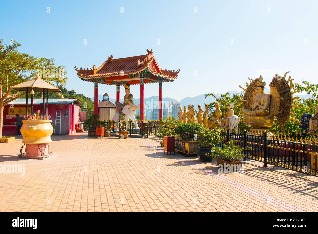 Belle place principale du site du monastère de dix mille Buddhas. Lieu religieux. Journée ensoleillée et ciel bleu. Mars 2020. Architecture chinoise typique Banque D'Images Belle place principale du site du monastère de dix mille Buddhas. Lieu religieux. Journée ensoleillée et ciel bleu. Mars 2020. Architecture chinoise typique Banque D'Images