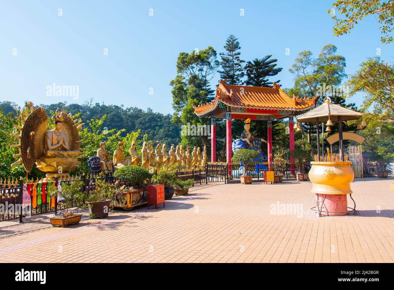 Belle place principale du site du monastère de dix mille Buddhas. Lieu religieux. Journée ensoleillée et ciel bleu. Mars 2020. Architecture chinoise typique Banque D'Images Belle place principale du site du monastère de dix mille Buddhas. Lieu religieux. Journée ensoleillée et ciel bleu. Mars 2020. Architecture chinoise typique Banque D'Images