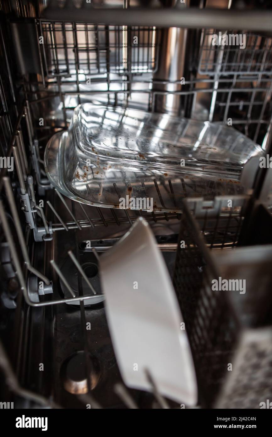 Gros plan de la casserole en verre sale sur le panier inférieur du lave- vaisselle chargé de vaisselle sale récipient résistant à la chaleur  transparent sale au lave-vaisselle Photo Stock - Alamy
