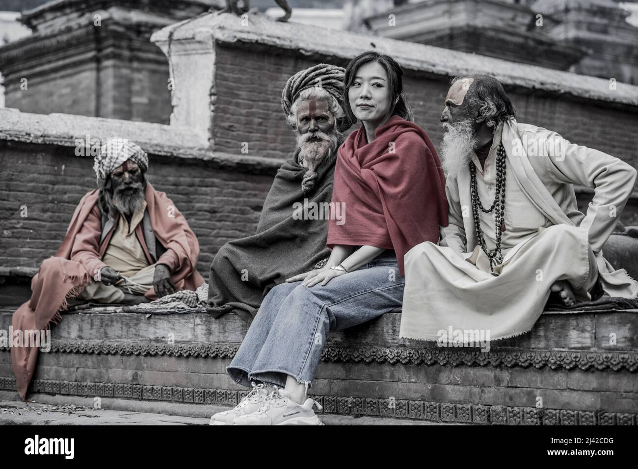 Katmandou, Népal - Mars 20,2022 : Holymen Sadhu-Indien assis dans le temple. Dans l'hindouisme, Sadhu est un terme commun pour un mystique, un ascétique. Banque D'Images