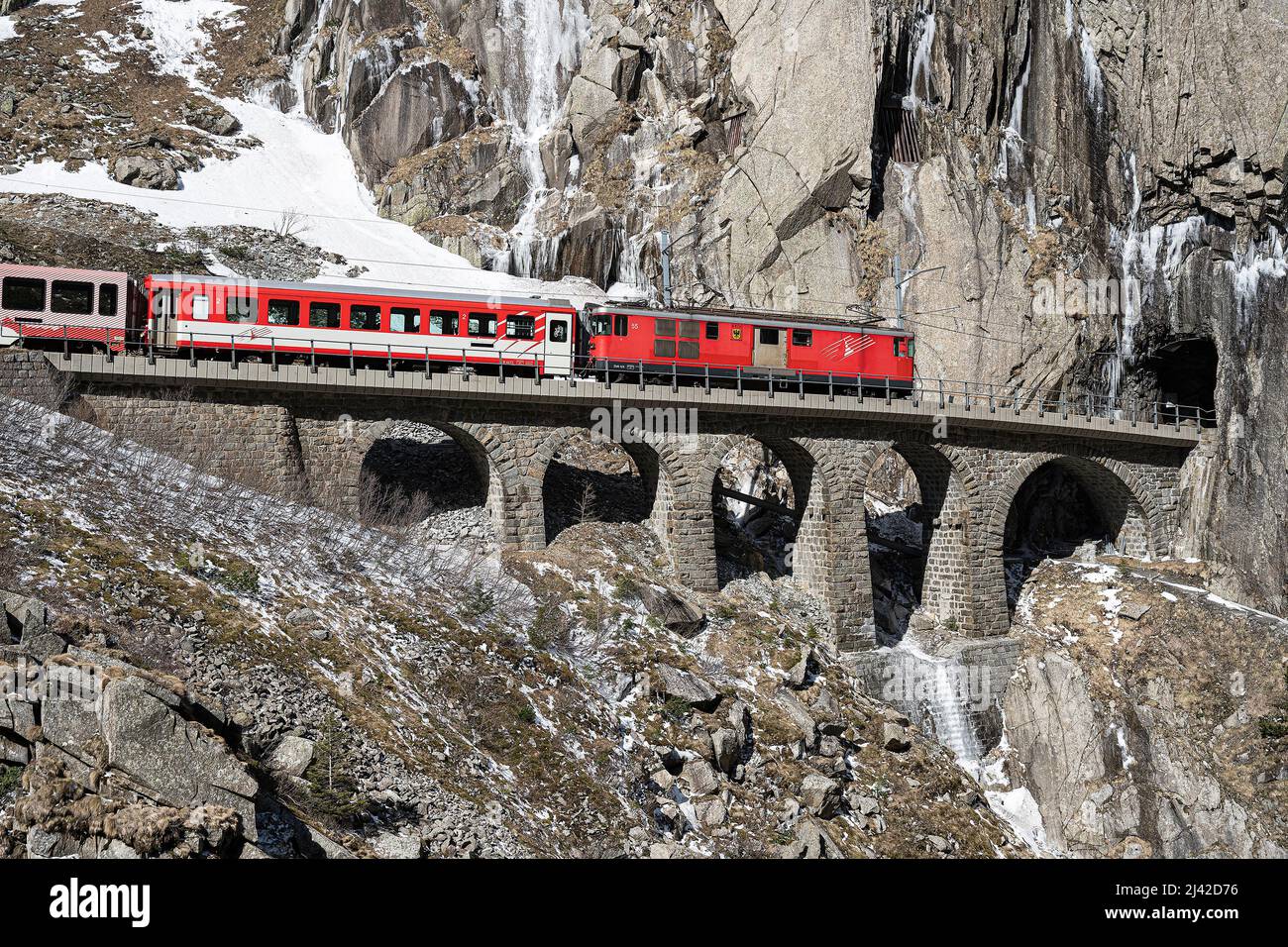 Chemin de fer dans la gorge de Schöllenen, près du pont du diable, Andermatt, CT URI, Suisse Banque D'Images
