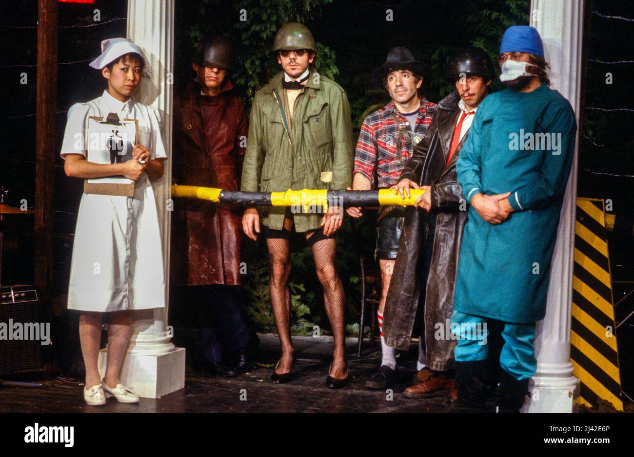 Centre, l-r: Chahine Yavroyan, Emil Wolk, Mark long dans «CHECKPOINT» : LE SPECTACLE DES GENS n° 89 au théâtre Hampstead, Londres NW3 1983 Banque D'Images