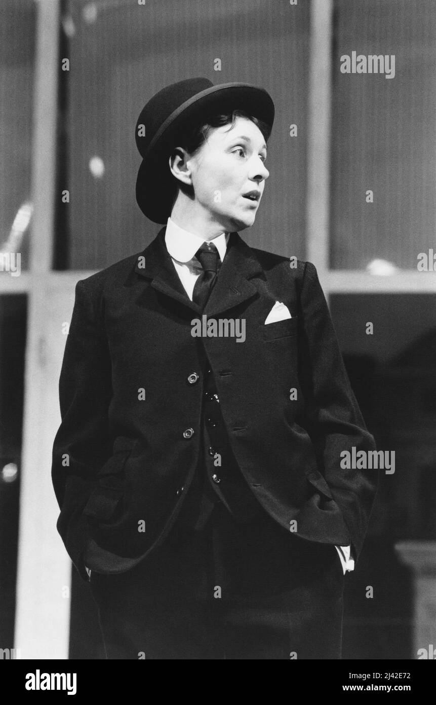 Julie Covington (Viv) dans TOM ET VIV par Michael Hastings au Royal court Theatre, Londres SW1 22/03/1985 conception: Antony McDonald & Jock Scott éclairage: Robin Myerscough-Walker réalisateur: Max Stafford-Clark Banque D'Images