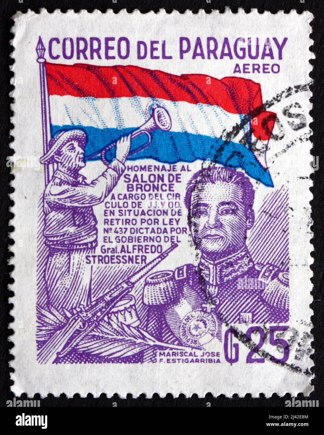 PARAGUAY - VERS 1978: Un timbre imprimé au Paraguay montre José Felix Estigarribia, bugler et drapeau du Paraguay, général et Président du Paraguay, circ Banque D'Images