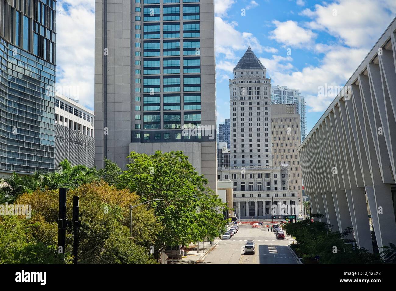 Vue sur la rue et l'architecture du centre-ville de Miami, État de Floride, États-Unis d'Amérique Banque D'Images