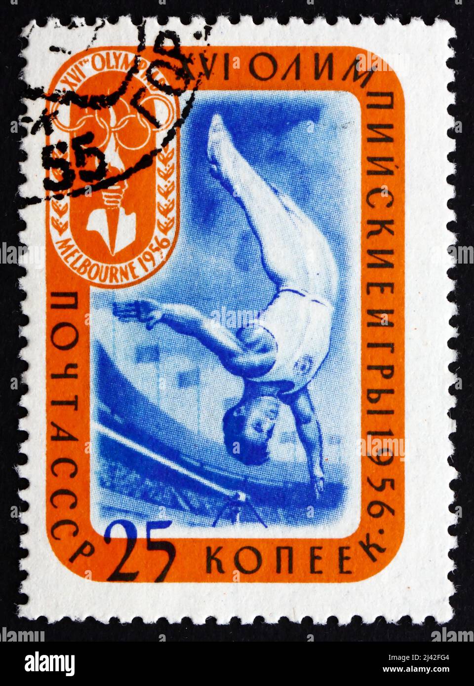 RUSSIE - VERS 1957 : un timbre imprimé en Russie montre Somersault, gymnaste, succès des athlètes soviétiques aux Jeux Olympiques de 16th, Melbourne, vers 1 Banque D'Images