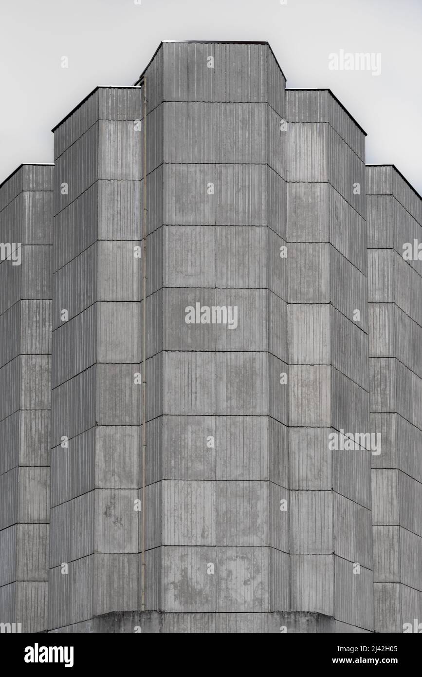 Gros plan de la façade en béton gris de surface rugueuse d'un bâtiment de style architectural brutaliste avec des lignes symétriques et des éléments de construction à Chamonix Banque D'Images