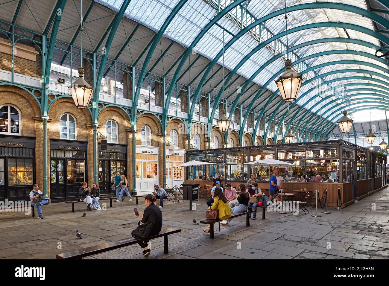 Espace public avec visiteurs. Covent Garden, Londres, Royaume-Uni. Architecte : divers, 2021. Banque D'Images