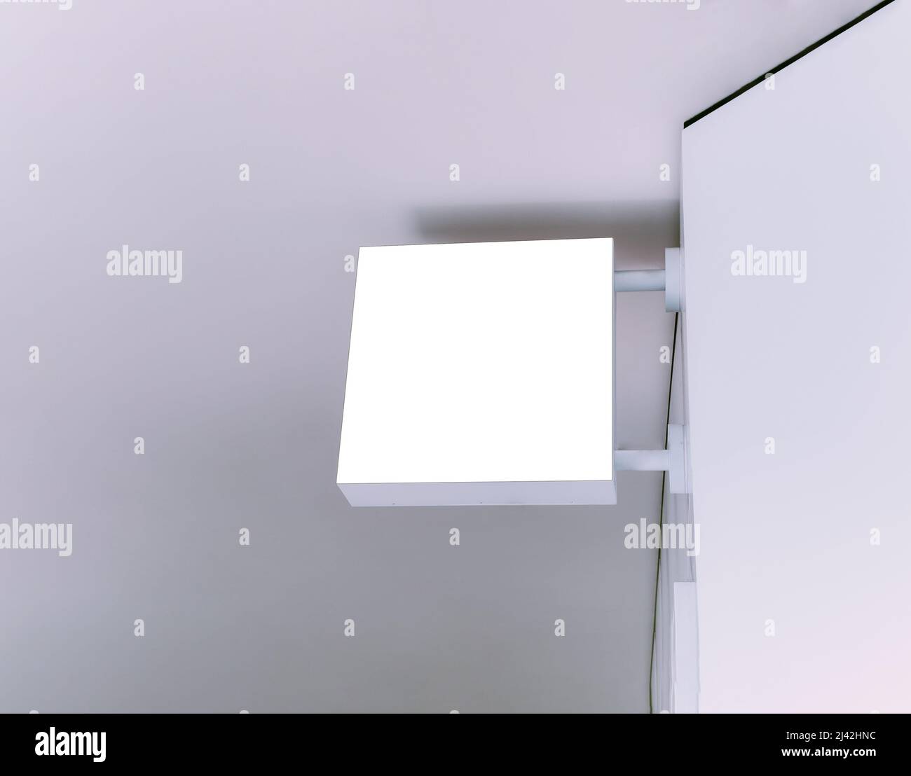 Créer une maquette de panneau vierge carré pour magasin sur le mur. Espace de copie Banque D'Images