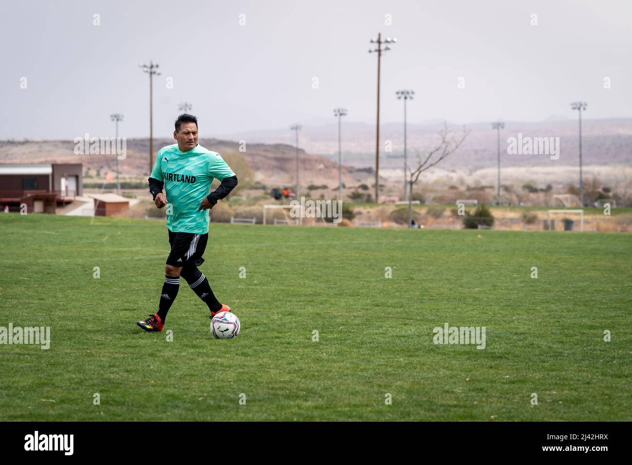 Jouer au football à Bernalillo, Nouveau-Mexique Banque D'Images