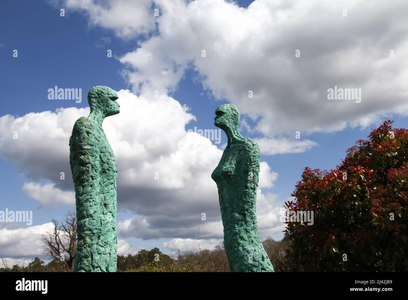 Statue « Equilibrium » de Michael Speller à RHS Garden Wisley, Surrey, Angleterre, Royaume-Uni, 2022 avril Banque D'Images