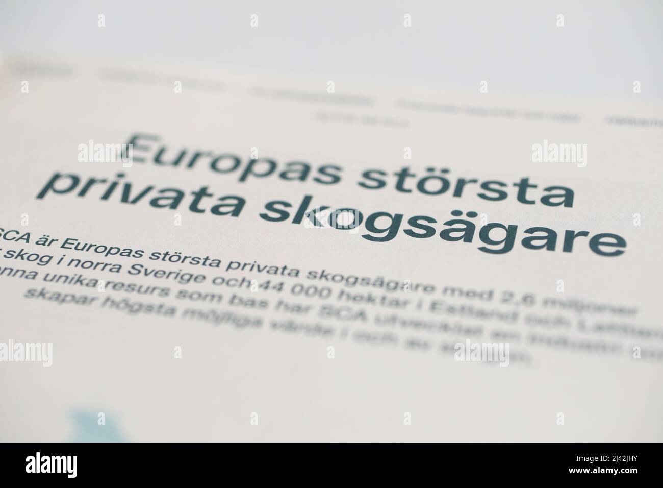 SCA, Svenska Cellulosa AB (anglais: Swedish cellulose Company), rapport annuel. Texte selon lequel SCA est le plus grand propriétaire forestier privé d'Europe. Banque D'Images