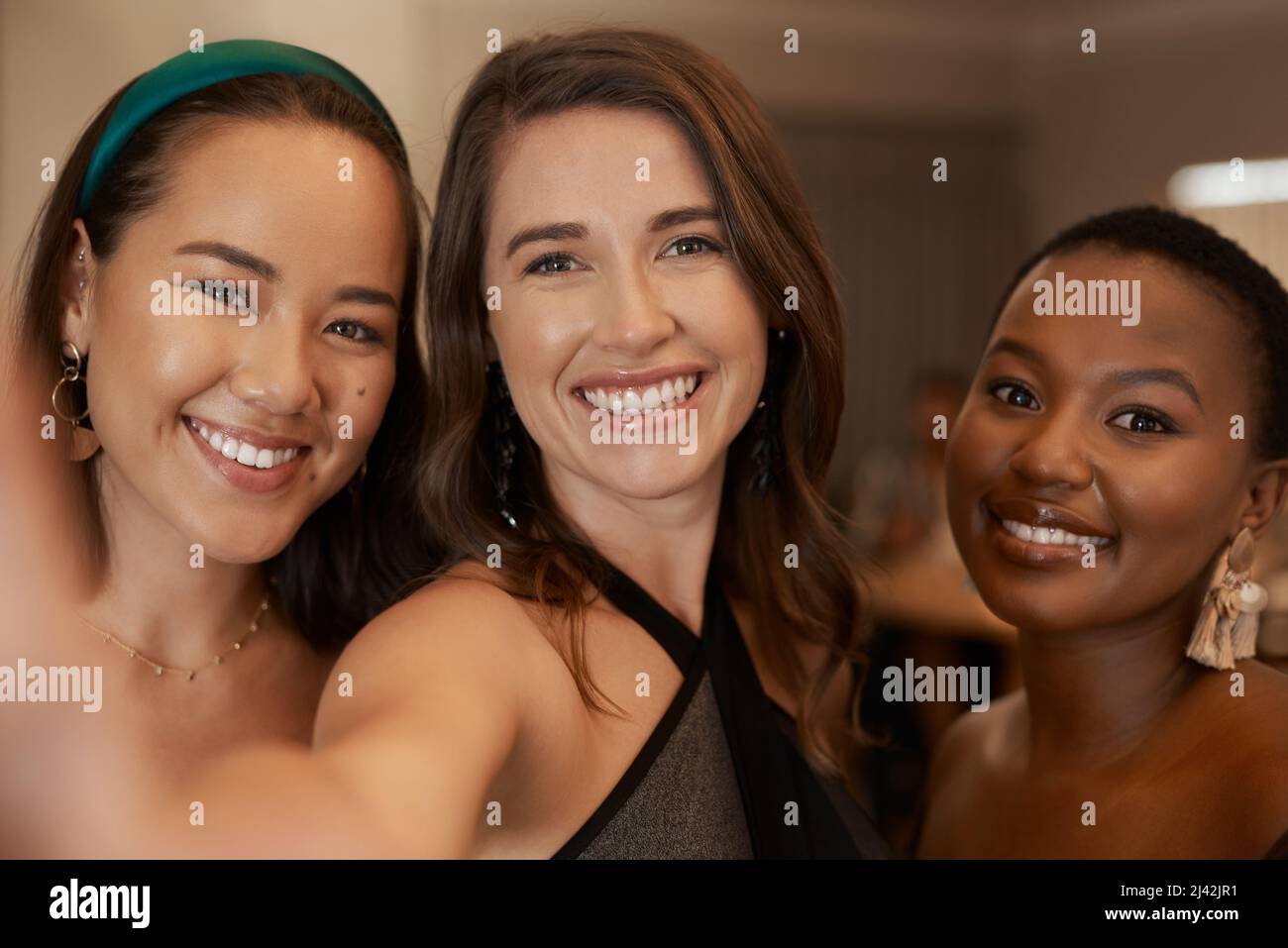 Ce sera une nuit à se rappeler. Photo d'un jeune groupe d'amis debout ensemble et posant pour un selfie lors d'un dîner du nouvel an. Banque D'Images