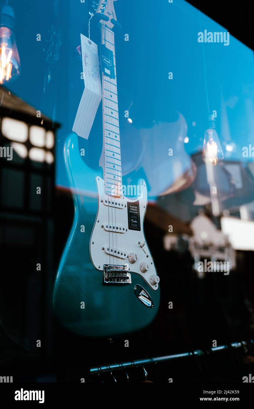 Conwy Wales UK avril 2022 Fender strat guitare électrique dans la vitrine du magasin de musique Banque D'Images