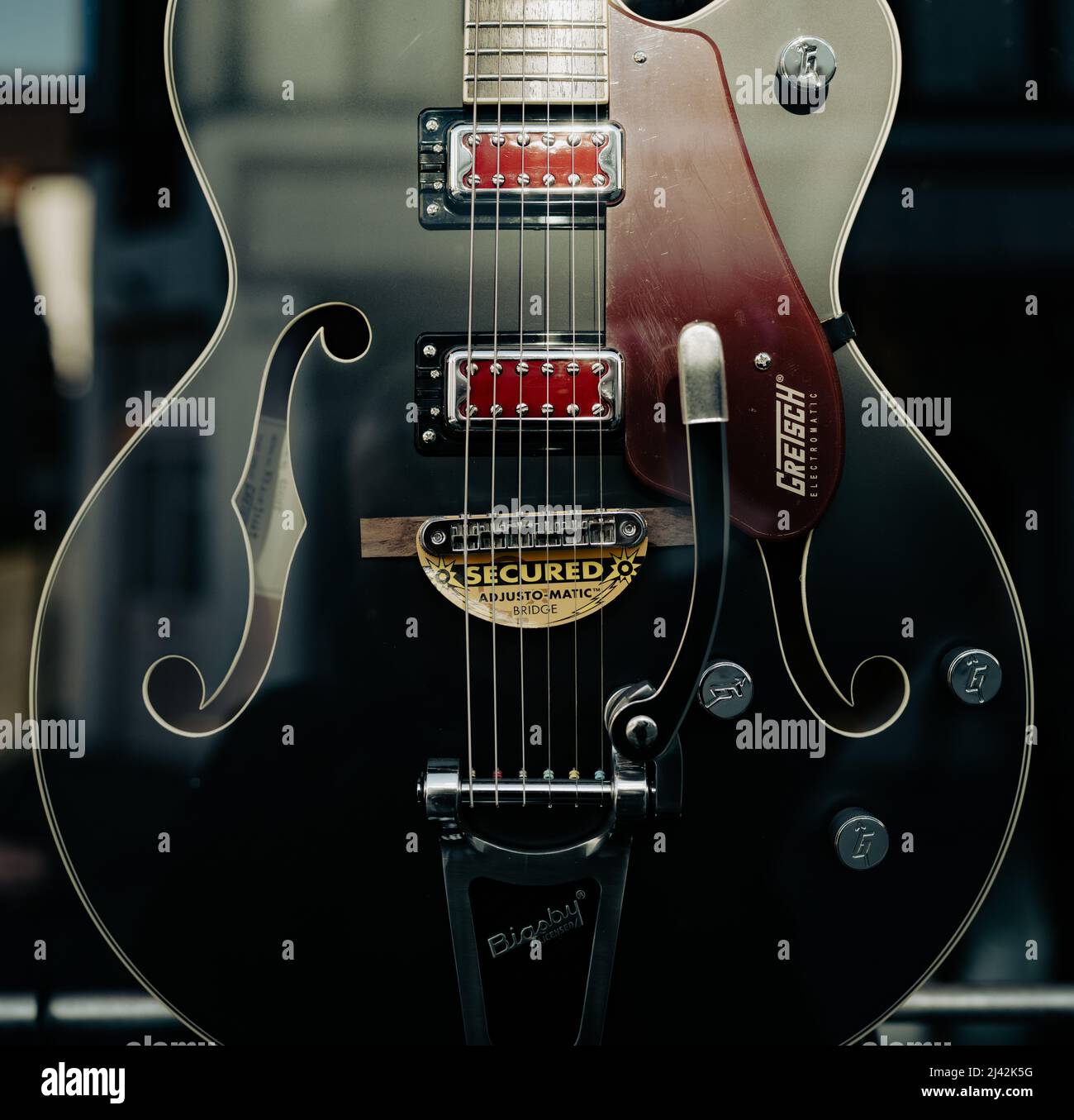 Conwy Wales UK avril 2022 clôture de la guitare électrique dans la vitrine du magasin de musique Banque D'Images