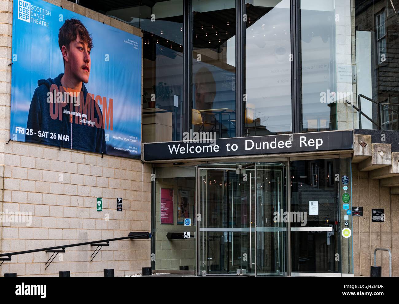 Extérieur du Dundee Rep Theatre avec affiche pour l'optimisme du jeu, Dundee, Écosse, Royaume-Uni Banque D'Images
