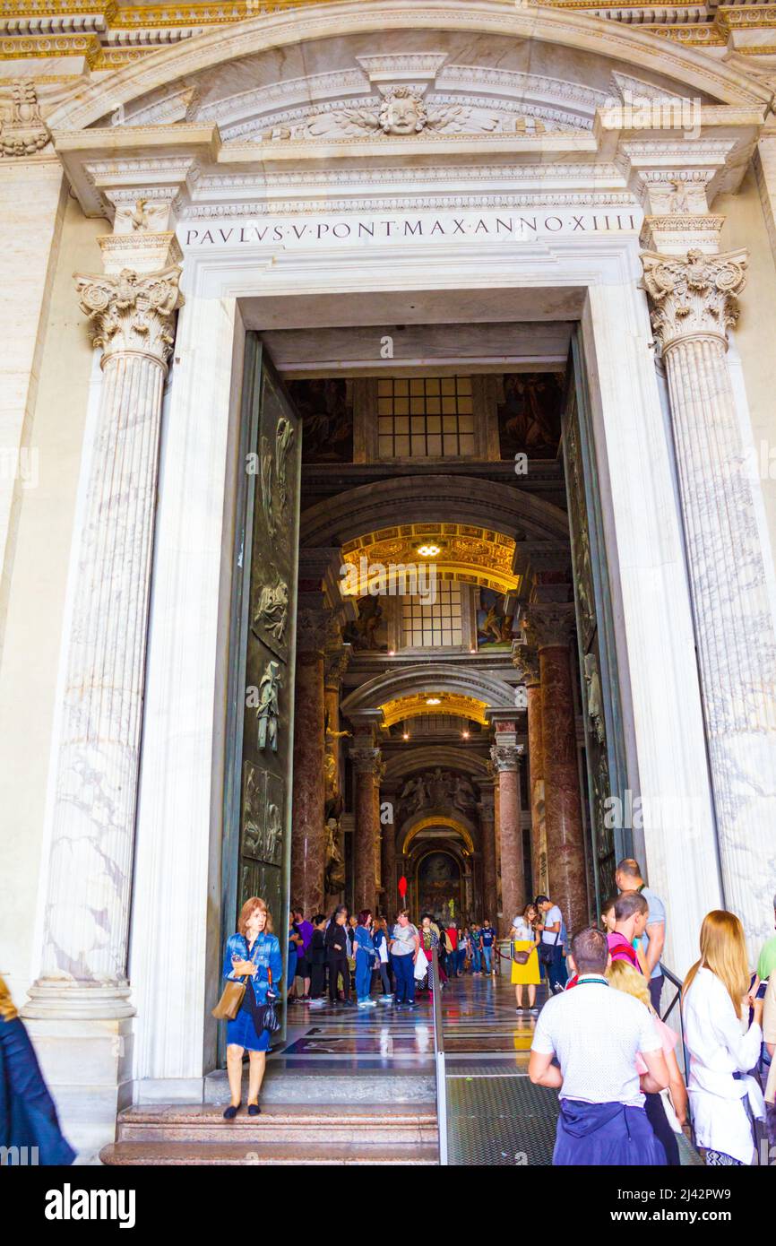 Entrée à la basilique Saint-Pierre depuis le long portique ou le «narthex», comme on l'a parfois trouvé dans les églises italiennes. Partie de la conception de Maderno, Vatican Banque D'Images