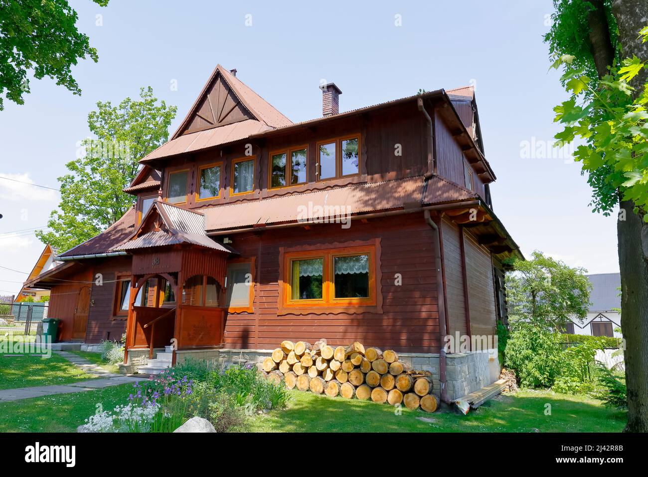 Zakopane, Pologne - 13 juin 2015 : un bâtiment résidentiel en bois datant d'environ 1926. Ce bâtiment est inscrit au registre municipal o Banque D'Images