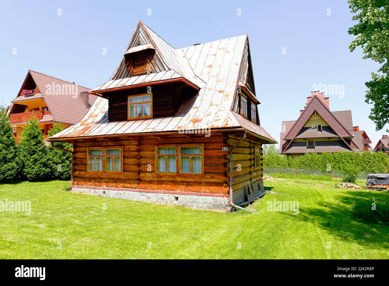 Zakopane, Pologne - 13 juin 2015 : maison résidentielle en bois. Ce bâtiment date d'environ 1955. Il y a une pelouse autour du bâtiment Banque D'Images