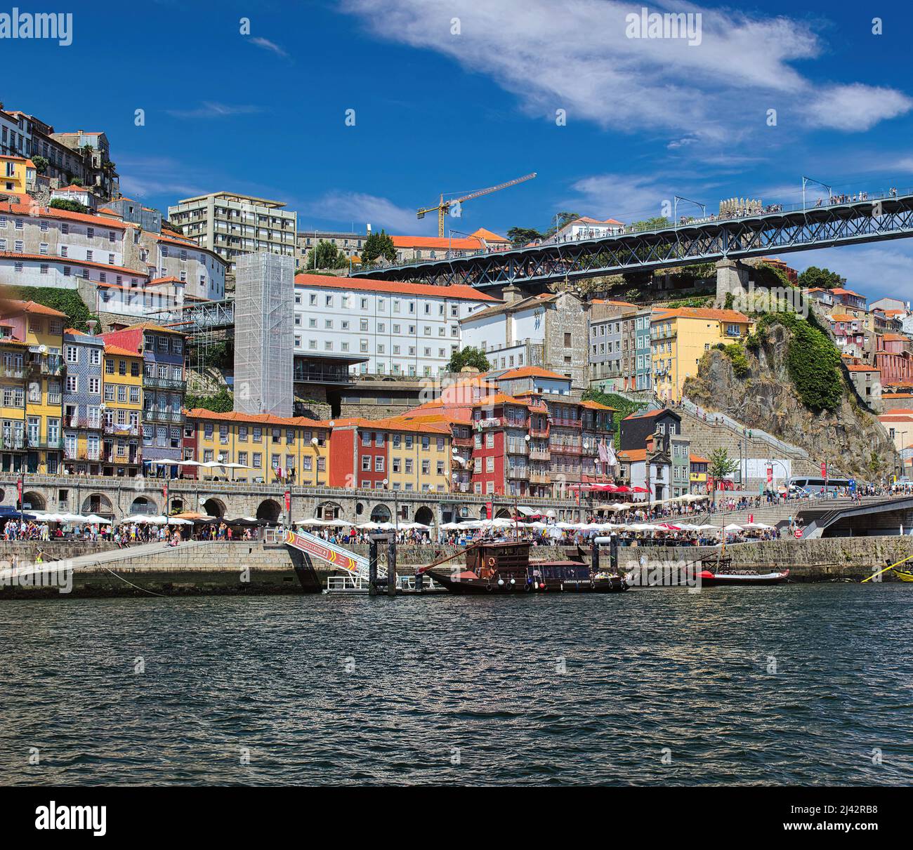 Vue panoramique sur la Ribeira le quartier le plus pittoresque de Porto (Porto), avec ses maisons multicolores, c'est le quartier le plus visité par les touristes Banque D'Images